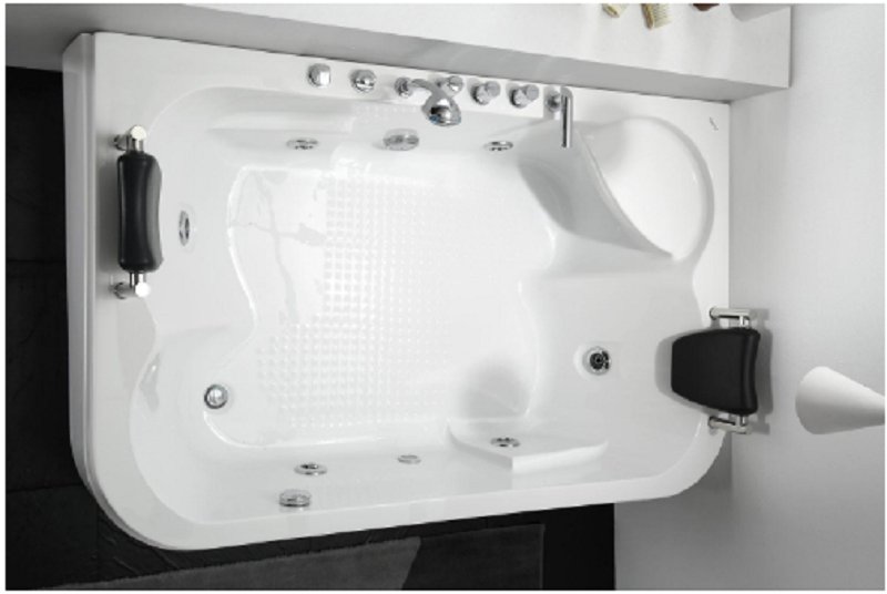 Bồn được trang bị 6 mắt massage, vận hành bằng bơm xoáy nước công suất 1,5HP